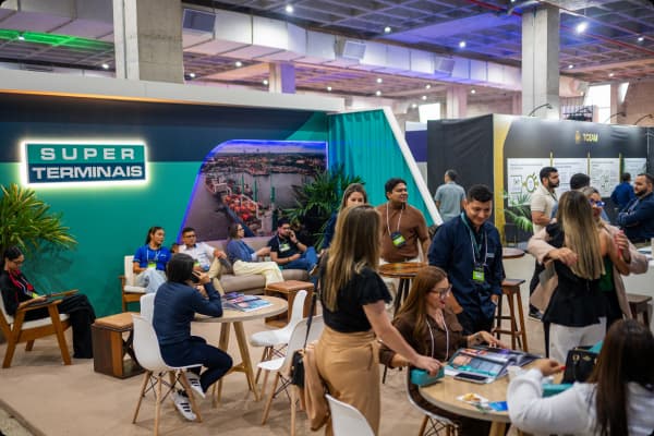 Várias pessoas plantando uma árvore