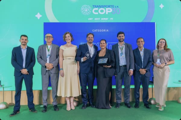 Imagem de um Armazem cheio de caixa e palates de madeira