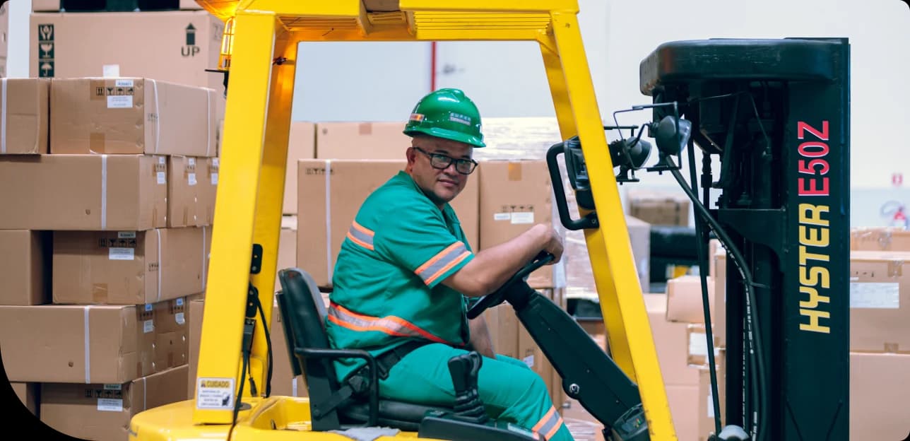 Empilhadeira operando no terminal do SuperTerminais