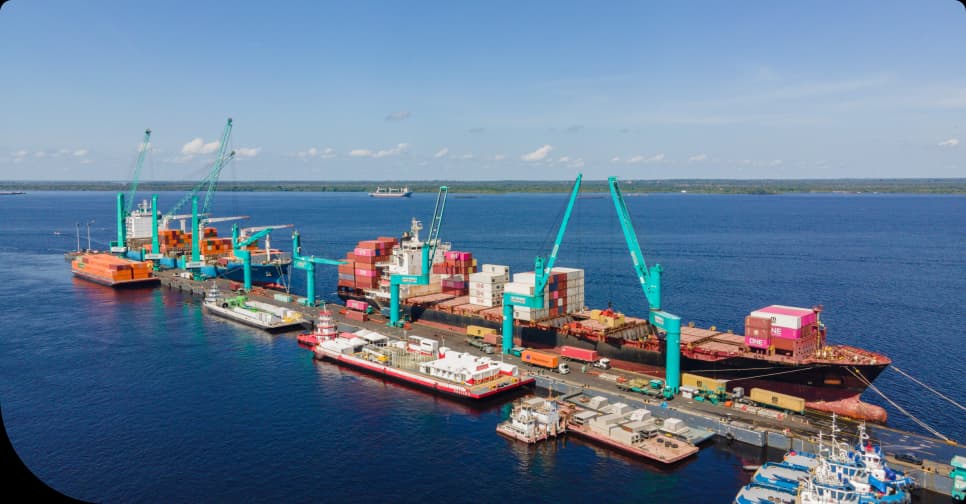 Caminhão da frota do Super Terminais