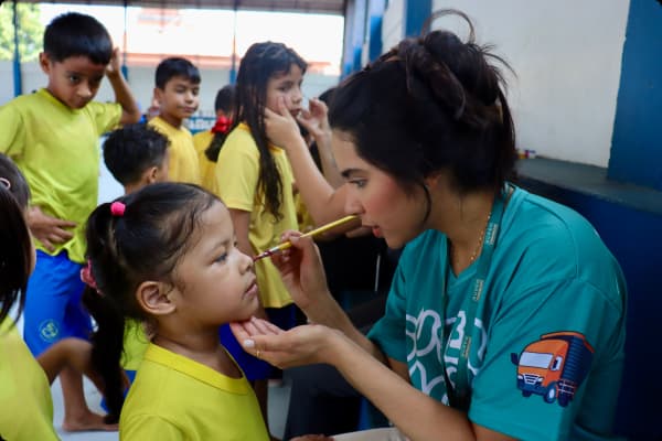 Brincadeira com bolas em uma roda de crianças